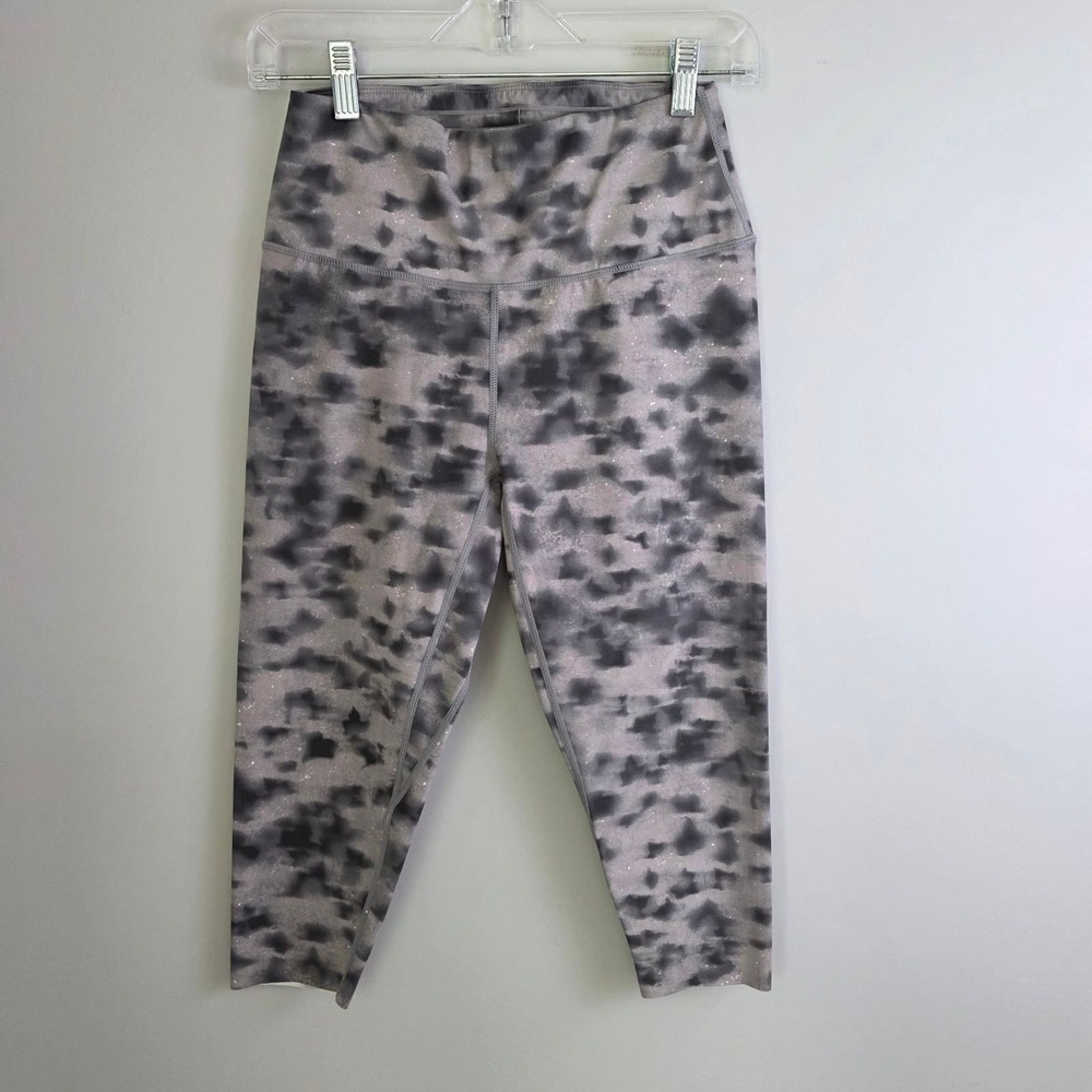 Varley Knee Leggings Size M Gray Black Abstract‎ Cloud Print High Rise Cropped